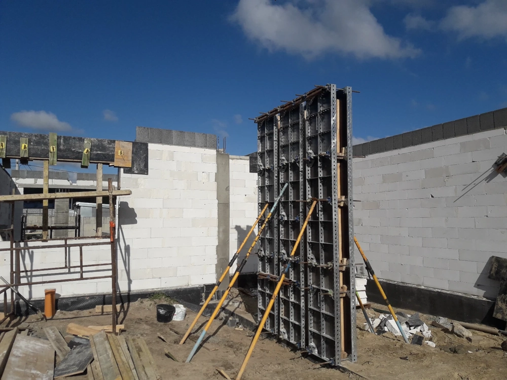 Montaż szalunku ściany żelbetowej na budowie Elementy żelbetowe