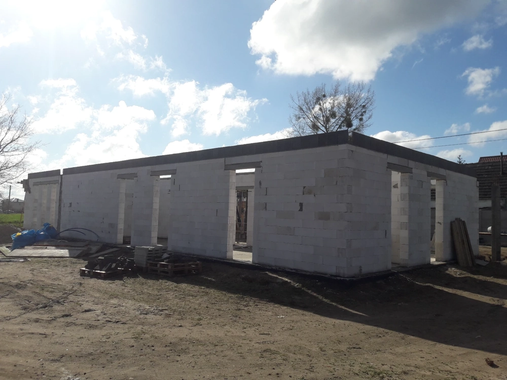 Stan surowy otwarty budynku z murowanymi ścianami z bloczków gazobetonowych