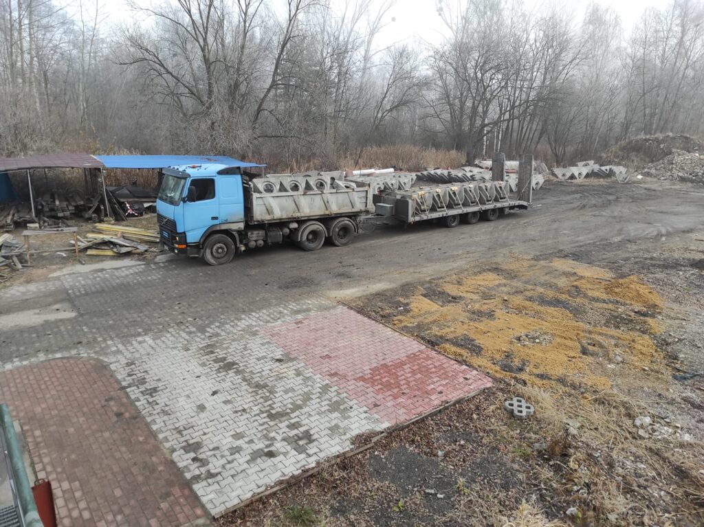 Transport ścianek skośnych betonowych