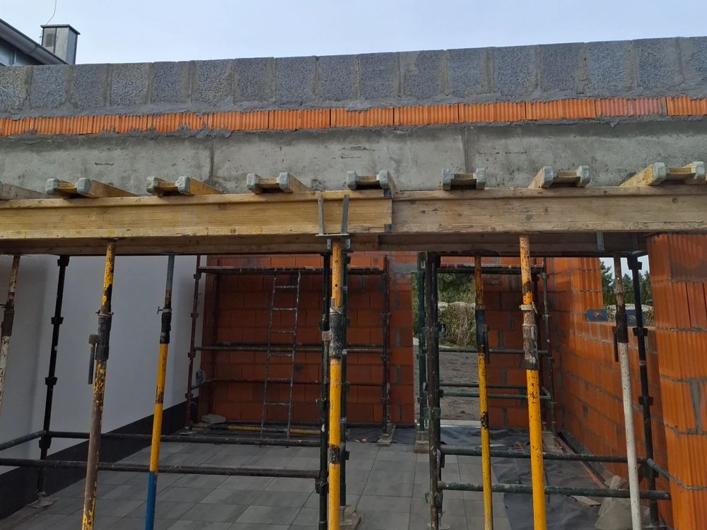 Podpory i drewniane deskowanie pod elementy żelbetowe we wnętrzu budynku