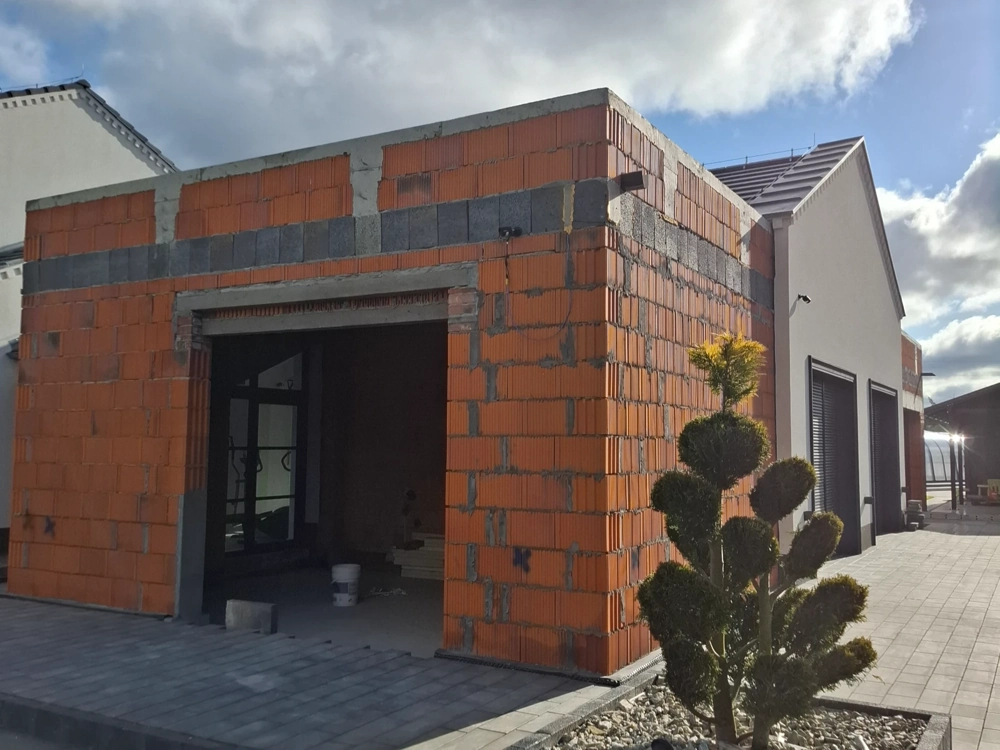 Dom w stanie surowym otwartym z murowanymi ścianami z cegły ceramicznej