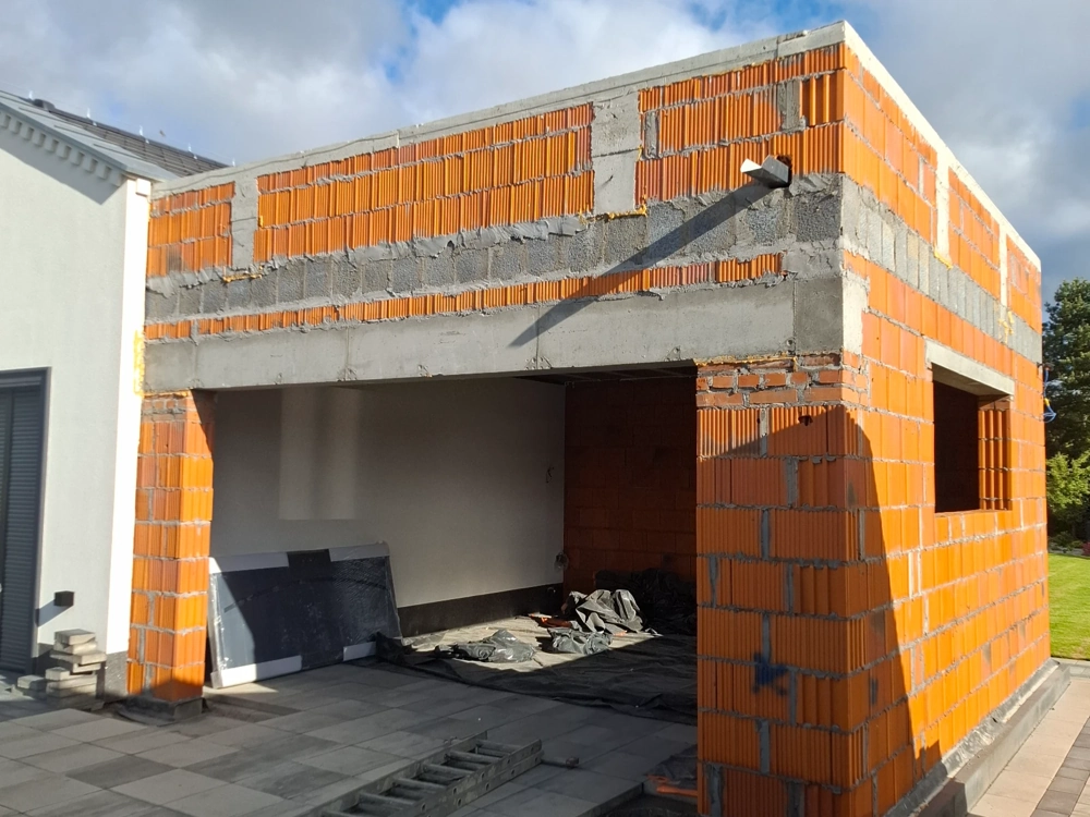 Budowa stanu surowego otwartego: murowane ściany z pustaków i elementy żelbetowe nadproży