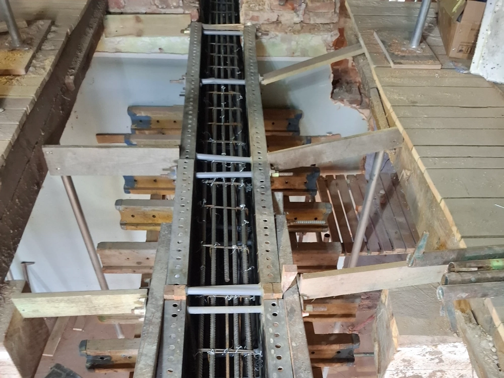 Zbrojenie stropu na rusztowaniu z drewnianą szalunkiem i metalowymi prętami – Elementy żelbetowe