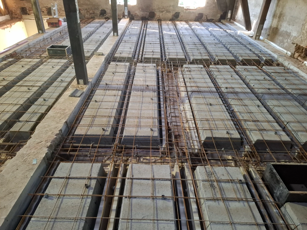 Zbrojenie prefabrykowanego stropu gęstożebrowego z pustakami betonowymi – Stropy