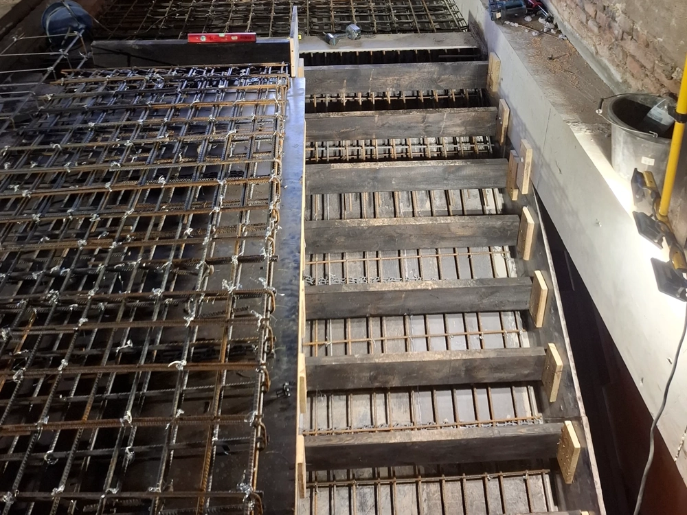 Zbrojenie stropu z siatki stalowej i dźwigarów drewnianych, Stropy