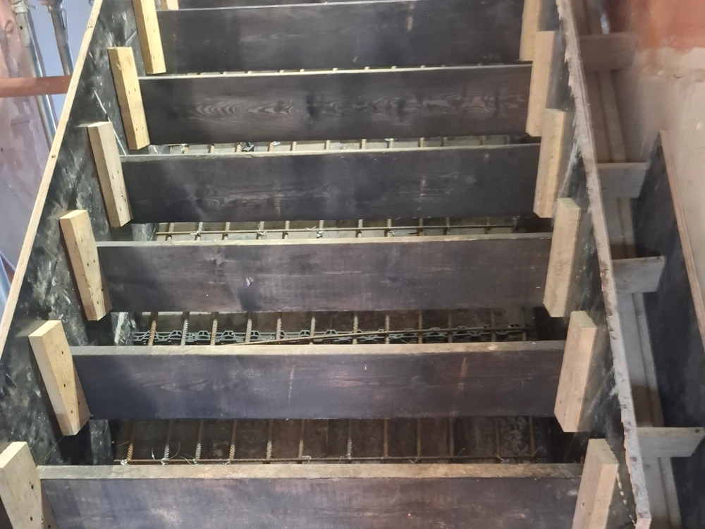 Formowanie i zbrojenie schodów w drewnianym szalunku - Schody betonowe