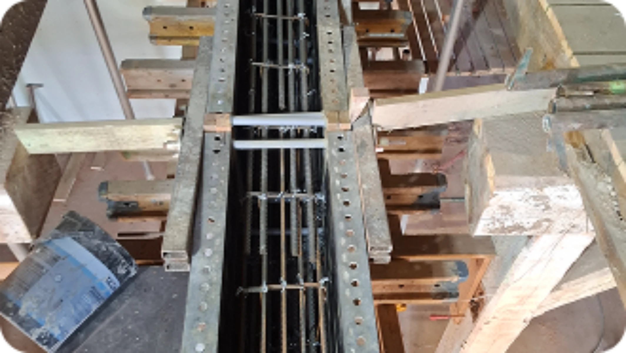 Zbrojenie stalowe w metalowej skrzyni pod elementy żelbetowe