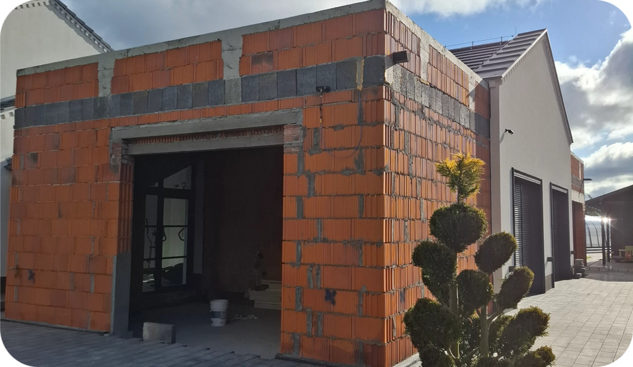 Stan surowy otwarty – murowanie zewnętrznych ścian z czerwonej cegły