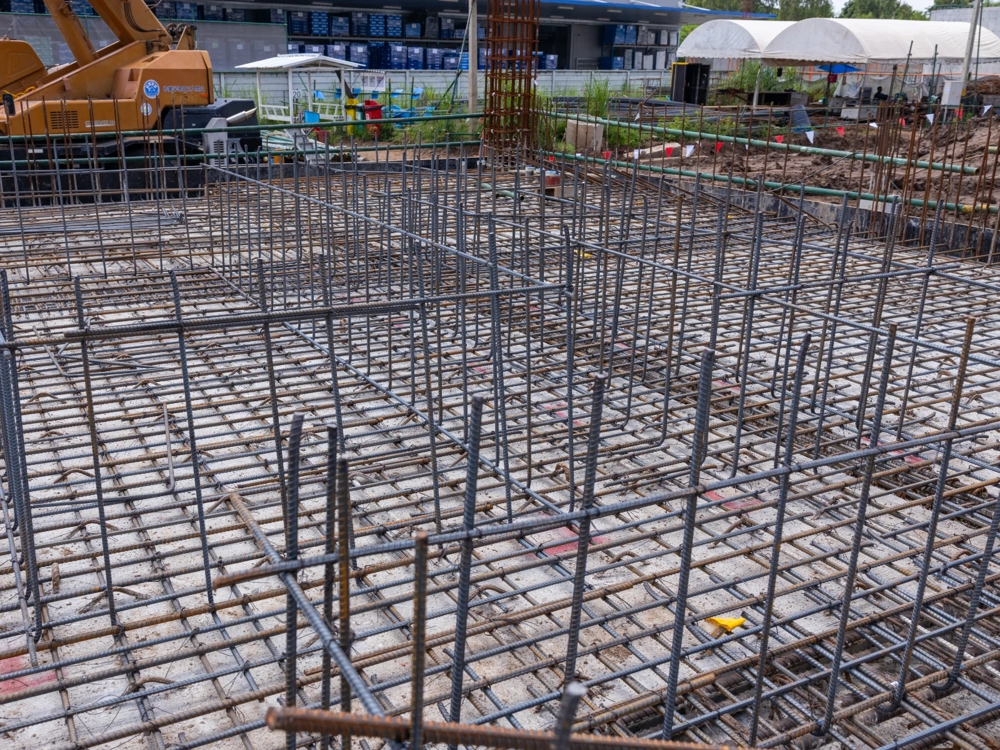 Zbrojenie fundamentów z gęstą siatką zbrojeniową na przygotowanym podłożu
