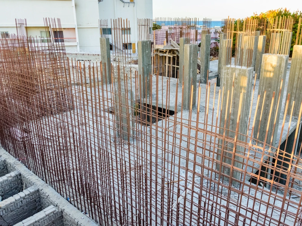 Zbrojenie fundamentów z siatki i prętów stalowych przygotowane pod betonowanie