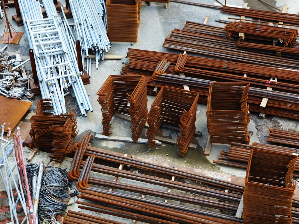 Prefabrykacja stosy giętych prętów zbrojeniowych ułożonych na podłożu betonowym