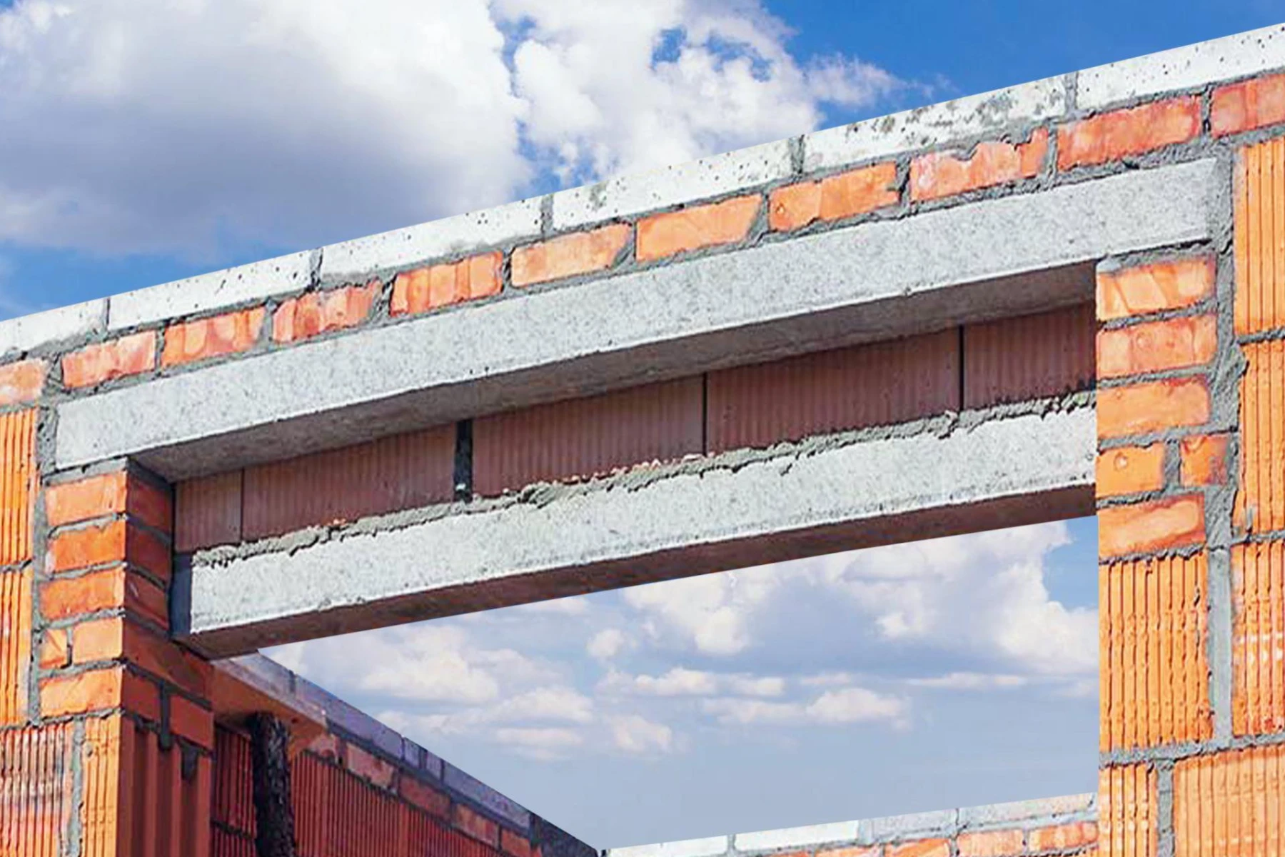 Ceglana ściana w trakcie murowania z montażem żelbetowego nadproża nad otworem okiennym