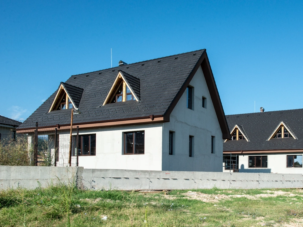 Dom jednorodzinny w stanie surowym zamkniętym z dachem i oknami