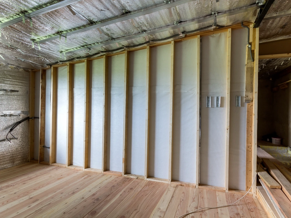 Montaż ściany działowej z drewnianych słupków i folii paroizolacyjnej, przygotowanie do wykończenia, Ściany działowe