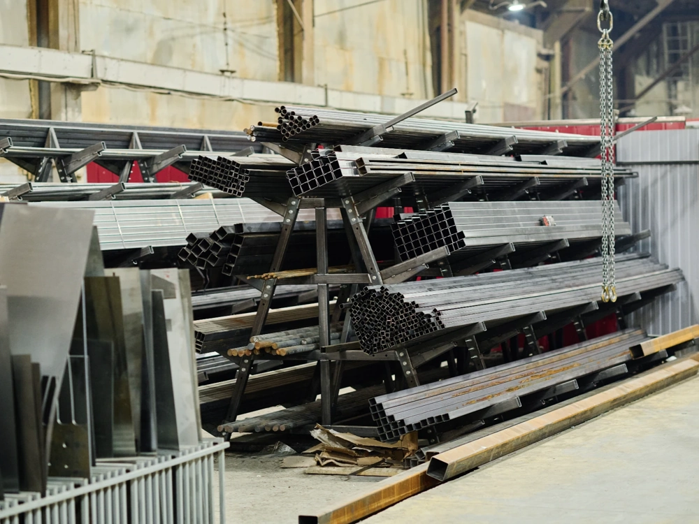 Metalowe profile kwadratowe na regale w magazynie – Prefabrykacja