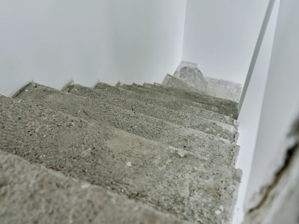 Surowe schody betonowe w stanie surowym otwartym