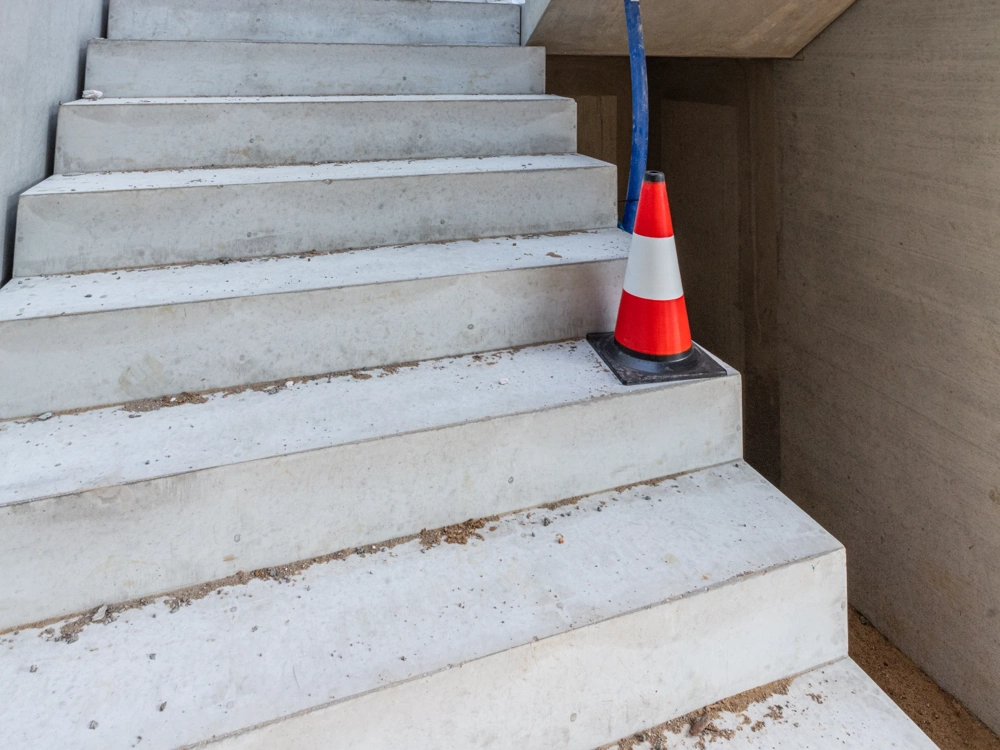 Schody betonowe w stanie surowym otwartym z pachołkiem i przewodem instalacyjnym